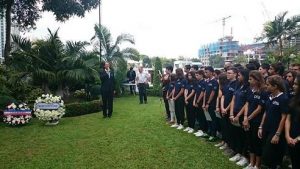 L'ambassadeur prononçant son discours.