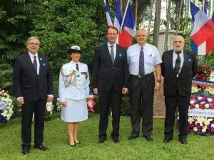 De gauche à droite François Doré, le lieutenant colonel Nadia Piercy, attachée de Défense, M. l'ambassadeur Gilles Garachon, Claude Jaeck, Christian Chevrier.